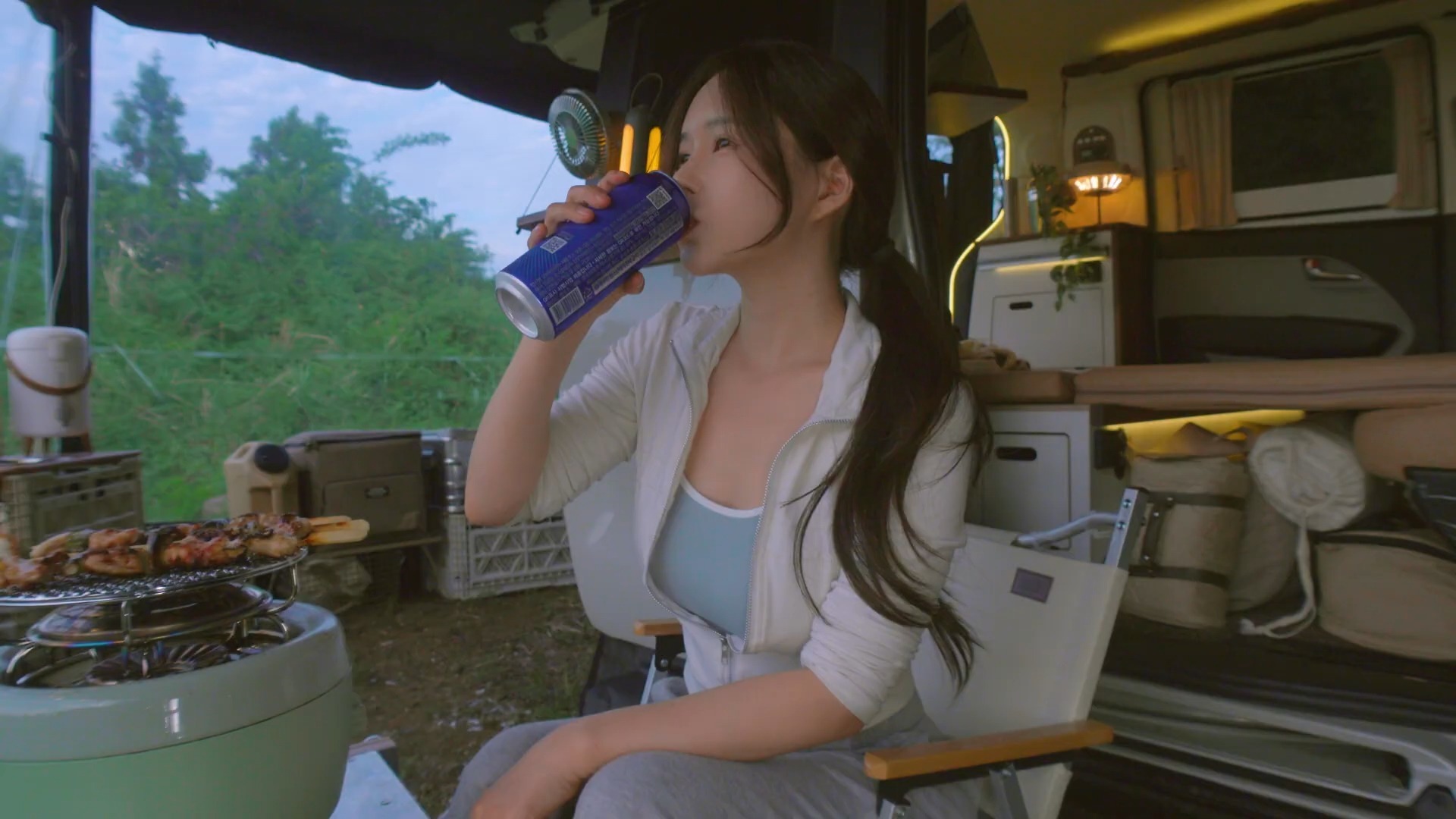 成都高温持续 民众进入防空洞纳凉